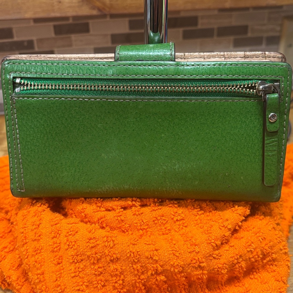 “” SOLD” 



Kate Spade Vibrant Green Wallet - Picture 2 of 13